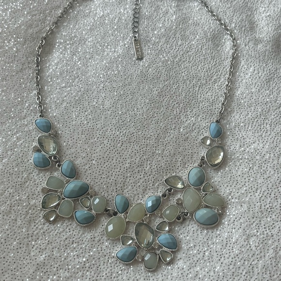 Light blue and green silver tone costume necklace - Picture 4 of 4